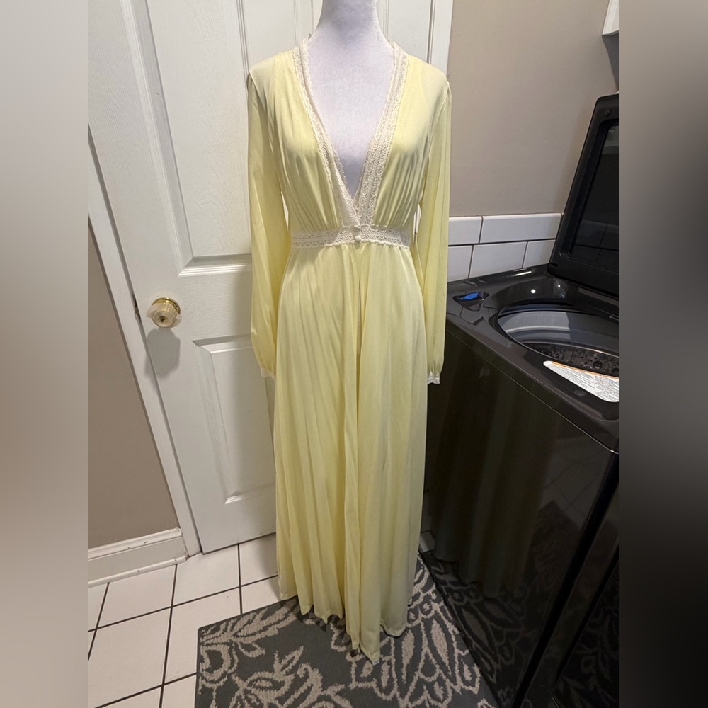 Vintage 1960's/1970's Yellow White Lace Penoir Set